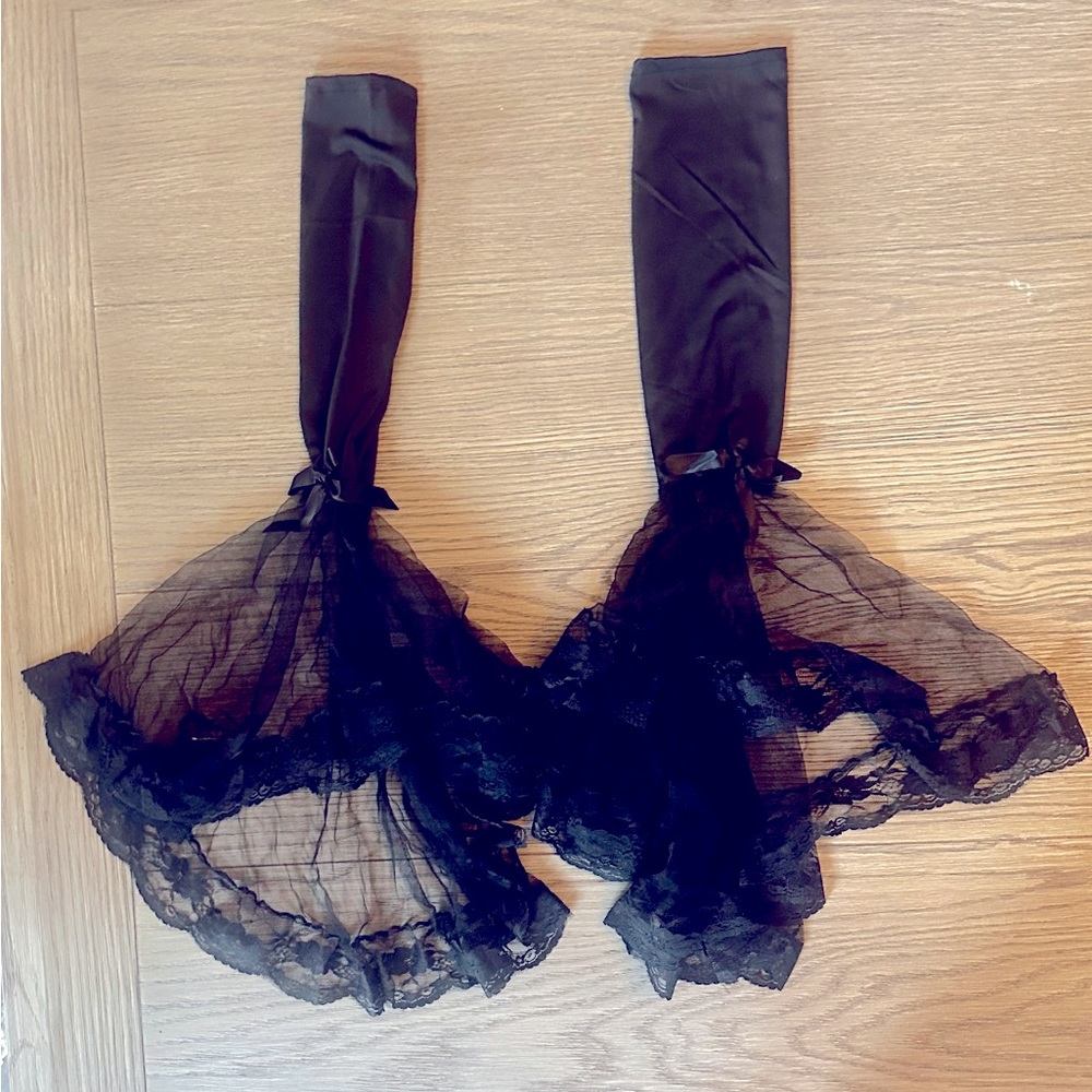 NWOT GOTH BLACK LACE AND RIBBON SLEEVES FOR COSPLAY. ONE SIZE.